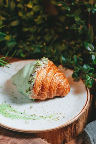 Круассан с фисташковой