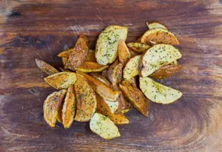 Cartofi Wedges În Coajă Cu Ierburi De Provence