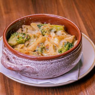 Penne al forno quarto formaggi cu broccolli