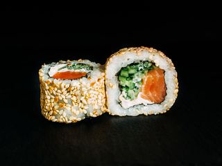 1. Рол Лосось в кунжуті (220g)