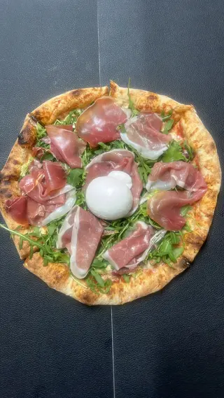 Pizza crudo e burrata