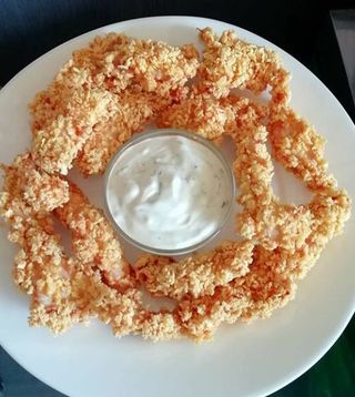 Пилешки хапки с корнфлейкс с млечно-чеснов сос