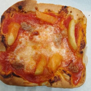 Pizzetta rossa  Margherita con patate e wurstel