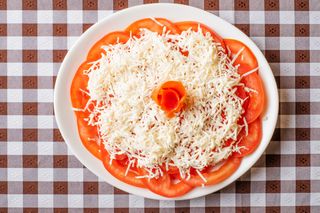 Paradajz salata sa sirom 300g