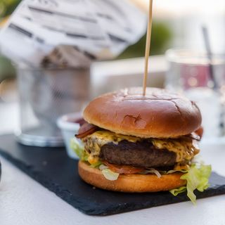 Hamburguesa Angus 140g con Papas fritas