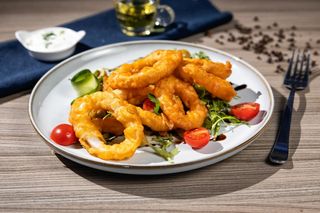 Inele de calamar cu sos de usturoi