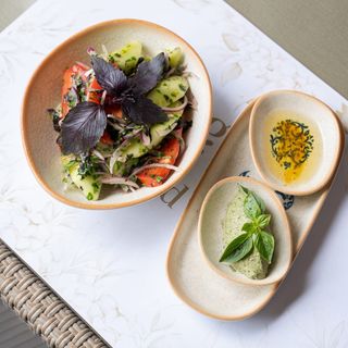 ქართული სალათი კახური ზეთით და გურული მწვანე აჯიკით