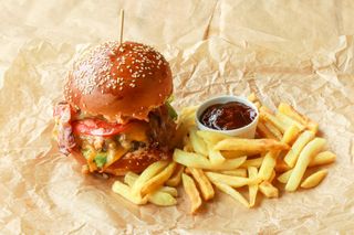 საქონლის ხორცის ბურგერი ბეკონით და ფრი