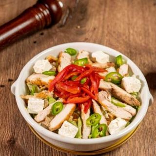 Salată cu pui, ardei copt și iaurt