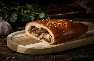 Пухкий періг із ароматною куркою, картоплею,грибами та сливами