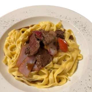 Tagliatelle saltado criollo de ternera