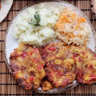 Kotlet farmerski, filet,pieczarki,papryka,ser,pasta ,ziemniaki,surówka