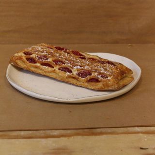 Bułka w cieście francuskim serek, maliny