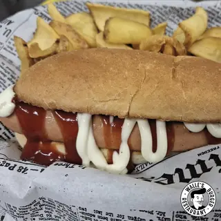 Hot dog -servito con patate dippers