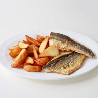 Brancin na žaru s prilogom