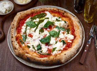 4.fior di latte, crema di peperoni, salsiccia e stracciatella