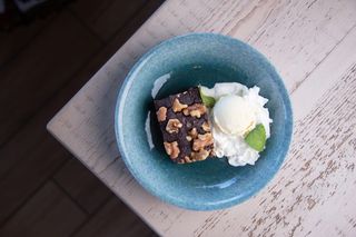 Brownie Con Nata Y Helado De Vainilla