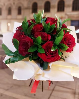 Buchet 11 trandafiri diverse culori  și verdeață