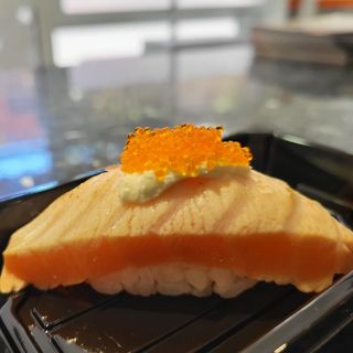 Nigiri de salmón flamejado