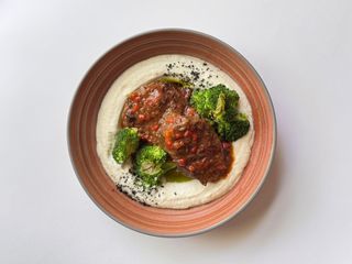 Томленые говяжьи щечки, пюре из цветной капусты, брокколи