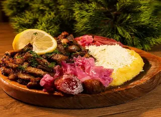 Pomana Porcului cu Mamaliga, Mujdei si Muraturi