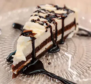 Tarta de Mango y Maracuyá cubierta de Chocolate Blanco