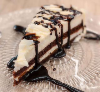 Tarta de Mango y Maracuyá cubierta de Chocolate Blanco