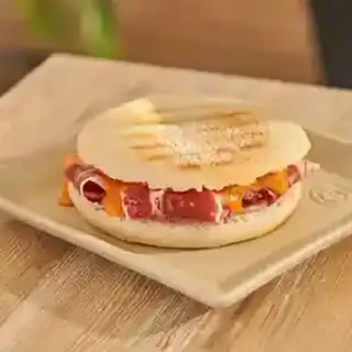 Mollete De Paletilla Ibérica Y Salmorejo