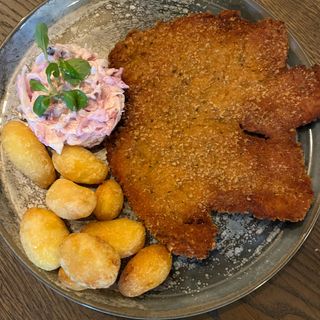 Piept de pui pane cu cartofi noi și salată de varză cu maioneză