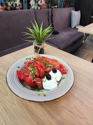 Салата Домати с катък и пържени чушки