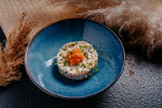 Salată "Olivie" cu somon slab sărat