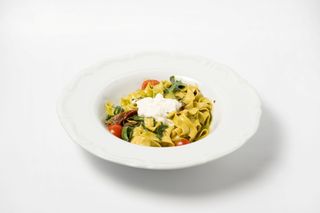 Тальятелле с вялеными томатами и страчателлой