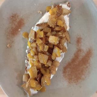 Tosta De Crema De Queso Con Pera Asada