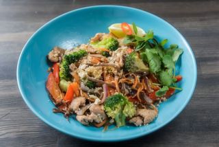 Скляна локшина зі свининою та овочами (280г)