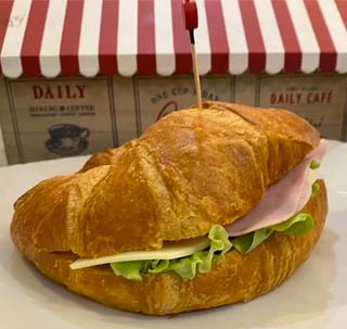 Croissant Con Jamón York, Lechuga, Tomate Y Queso