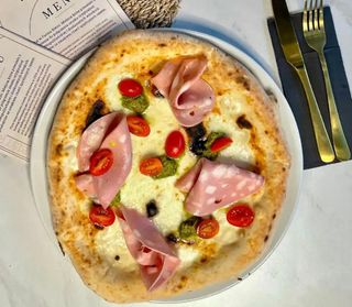 Pizza Mortadela i Bazylia 32cm