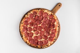 Пицца  салями с моцареллой и томатным соусом