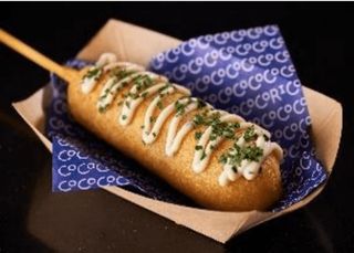 Corndog cu sos de usturoi și chives