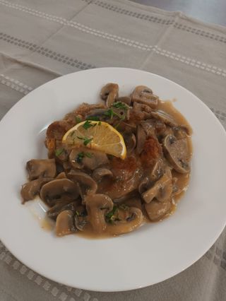 Пилешка пържола с гъбен сос (250г)