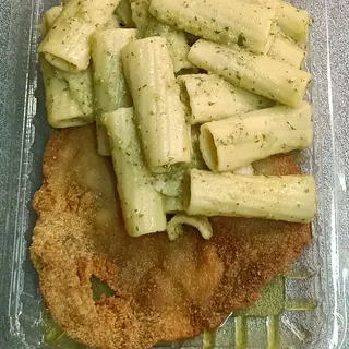 Chuleta de cerdo empanada con macarrones al pesto