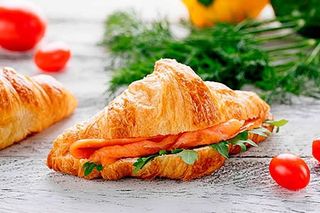 Круассан с семгой