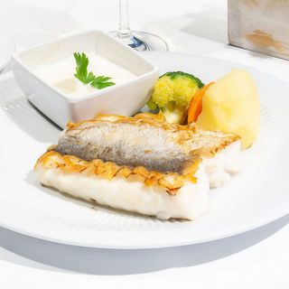 Merluza de pincho al vapor con mahonesa de lima.