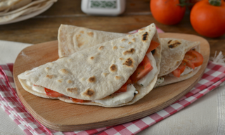 Piadina con mozzarella e pomodoro