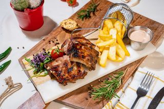 Coaste de porc cu cartofi prajiti si sos BBQ