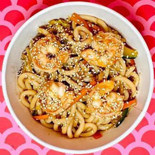 Noodles saltato con gamberi e verdure