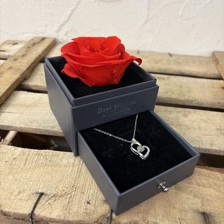 Rosa eterna con colgante TE QUIERO.