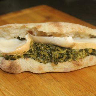 PANUOZZO DI PIZZA FRIARIELLI NAPOLETANI PROVOLA AFFUMICATA