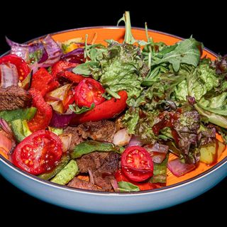 Гриль салат с соусом BBQ