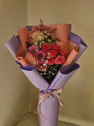 Buket sa kombinacijom ruža i margereta