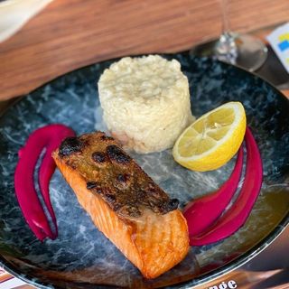 Somon la grătar risotto cu creveți și sos de sfeclă coaptă
